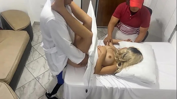 Pervertido Se Hace Pasar por Medico Ginecologo para Follar A La Hermosa Esposa Al Lado de Su Marido Tonto En Erotica Consulta Medica NTR